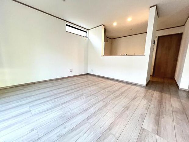 お食事中もキッチンと会話が楽しめるダイニングスペース。