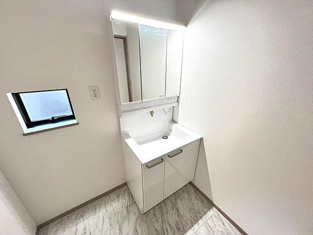 洗面化粧台です。朝の身支度から1日が始まります。