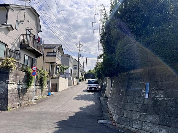 前面道路です。住宅地につき落ち着いた新生活を始められそうです。