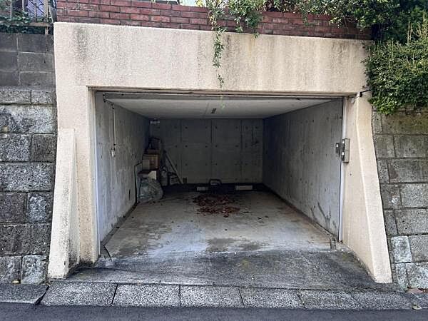 駐車場ももちろん完備しておりますのでお車所有の方にも心強いです。