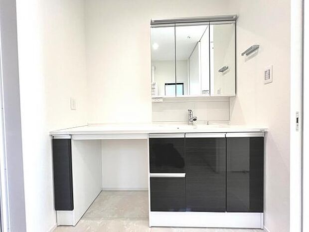 洗面化粧台です。朝の身支度から1日が始まります。