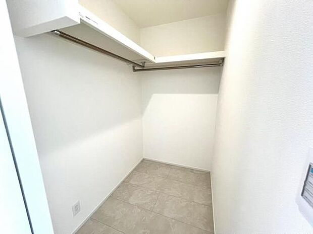 ウォークインクローゼットがあり収納スペースも豊富。季節物もスッキリ片付きそうです。