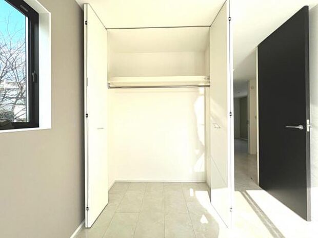 いつでもお部屋をスッキリお使い頂ける収納スペースを設置。