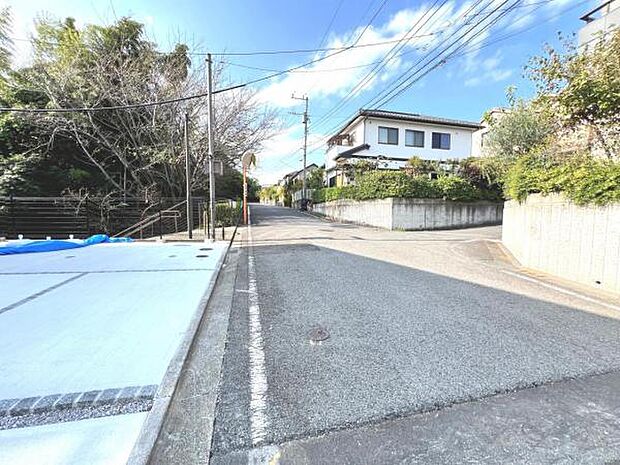 前面道路を含めた現地写真です。