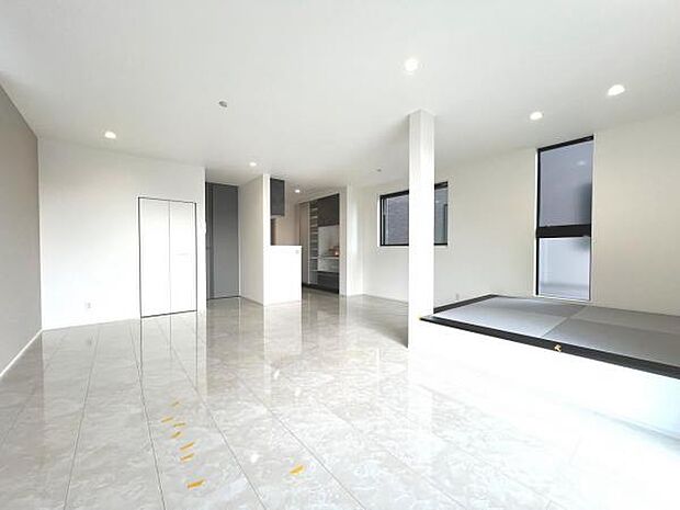 お食事中もキッチンと会話が楽しめるダイニングスペース。