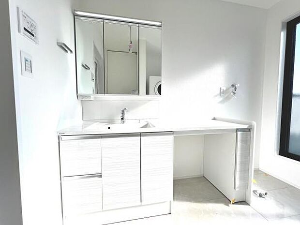 洗面化粧台です。朝の身支度から1日が始まります。