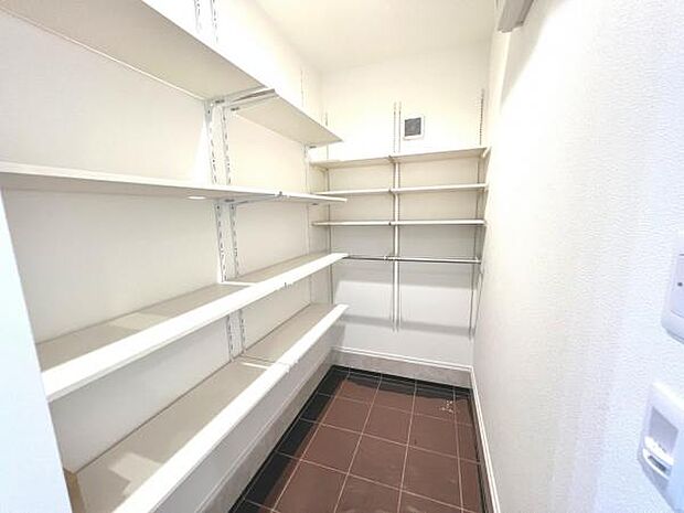 いつでもお部屋をスッキリお使い頂ける収納スペースを設置。