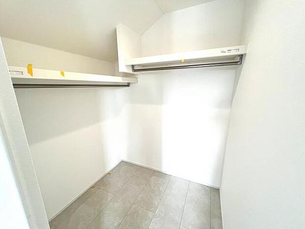 ウォークインクローゼットがあり収納スペースも豊富。季節物もスッキリ片付きそうです。