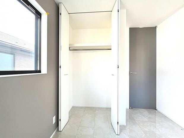 いつでもお部屋をスッキリお使い頂ける収納スペースを設置。