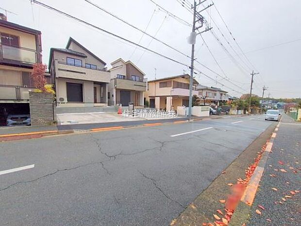 前面道路を含めた現地写真です。