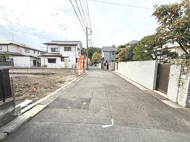 前面道路を含めた現地写真です。