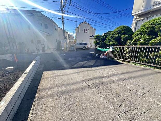 前面道路を含めた現地写真です。ぜひ周辺環境も併せてご覧ください。