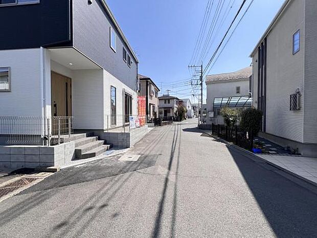 前面道路を含めた現地写真です。