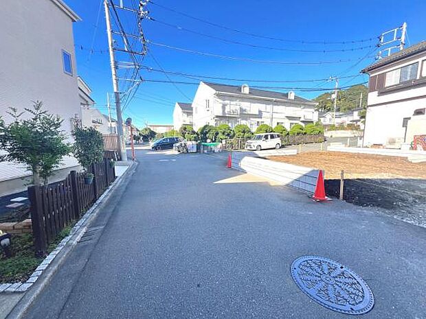 前面道路です。住宅地につき落ち着いた新生活を始められそうです。