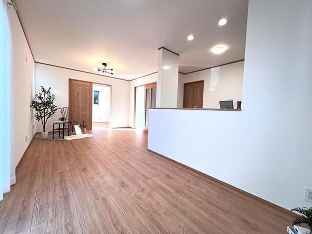 お食事中もキッチンと会話が楽しめるダイニングスペース。