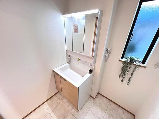 洗面化粧台です。朝の身支度から1日が始まります。