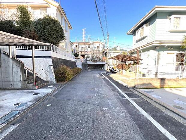 前面道路を含めた現地写真です。