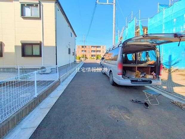 前面道路を含めた現地写真です。