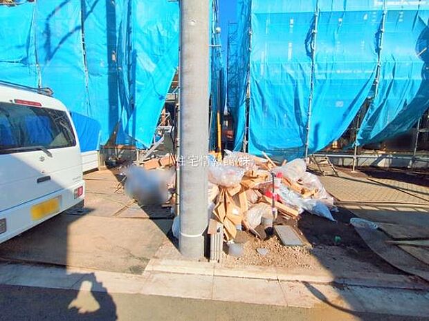 前面道路を含めた現地写真です。