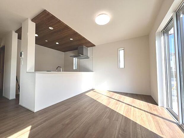 お食事中もキッチンと会話が楽しめるダイニングスペース。