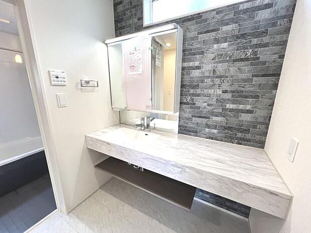 洗面化粧台です。朝の身支度から1日が始まります。