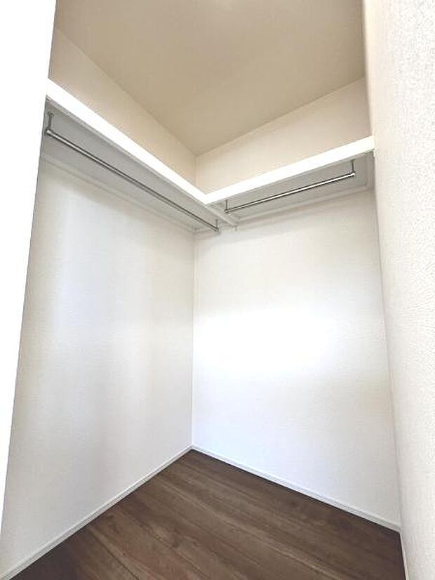 ウォークインクローゼットがあり収納スペースも豊富。季節物もスッキリ片付きそうです。