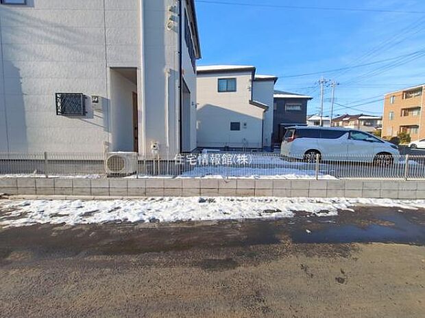 前面道路を含めた現地写真です。