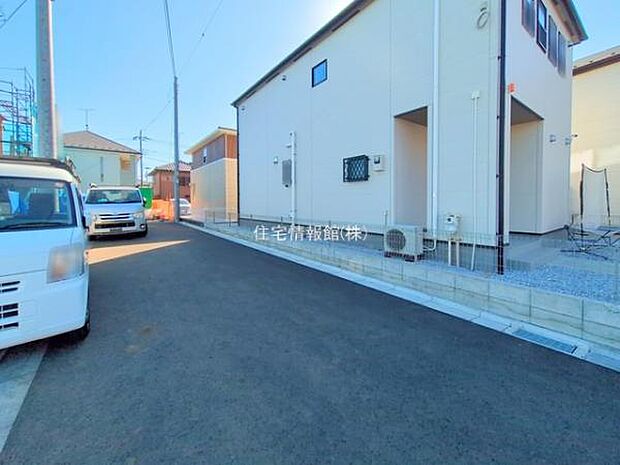 前面道路を含めた現地写真です。