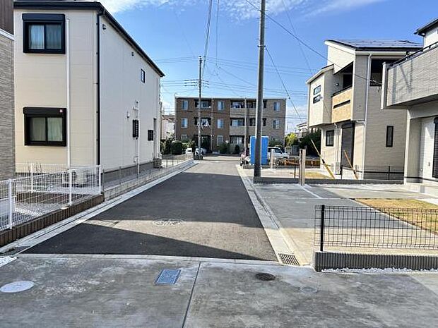 前面道路を含めた現地写真です。