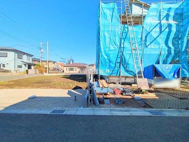 前面道路を含めた現地写真です。