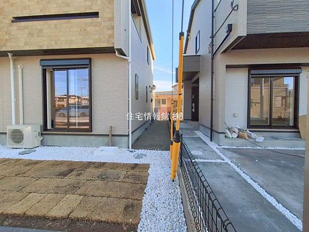 前面道路を含めた現地写真です。