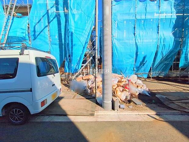 前面道路を含めた現地写真です。