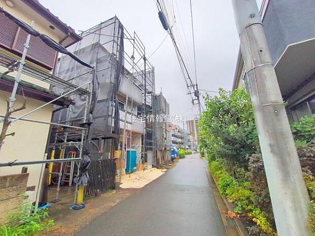 前面道路を含めた現地写真です。