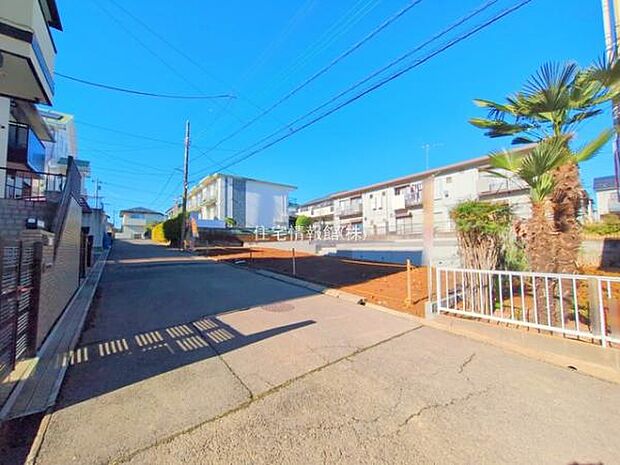 前面道路を含めた現地写真です。