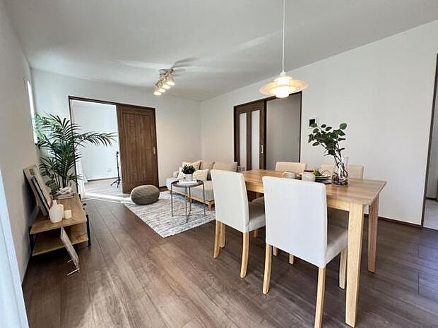 ご家族の温かい時間を演出するダイニングスペースです。