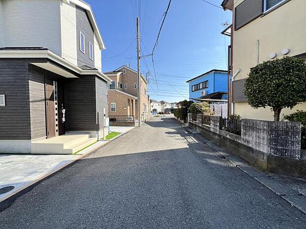 前面道路を含めた現地写真です。