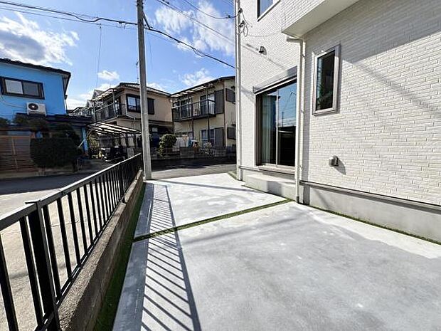 駐車場ももちろん完備しておりますのでお車所有の方にも心強いです。