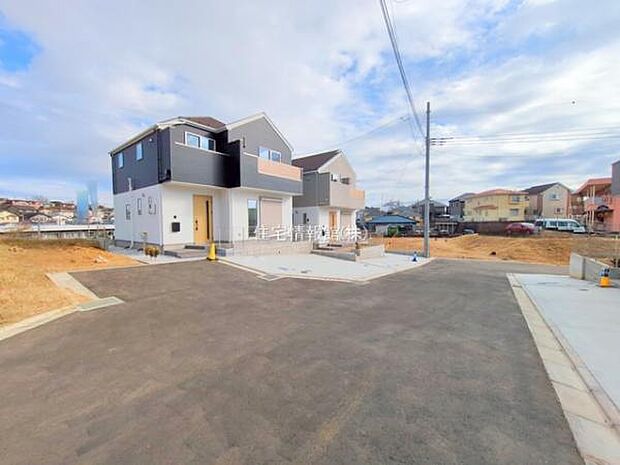 前面道路を含めた現地写真です。