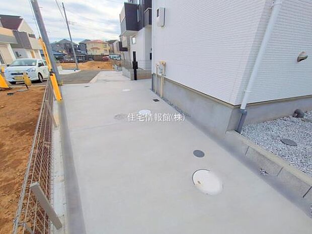 前面道路を含めた現地写真です。