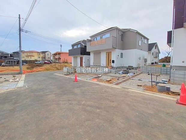 前面道路を含めた現地写真です。