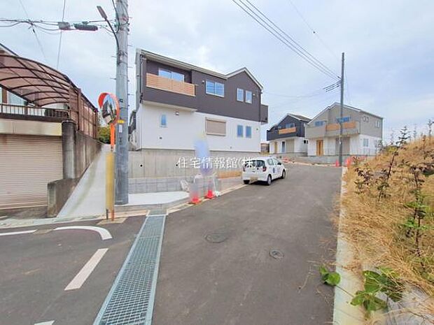 前面道路を含めた現地写真です。