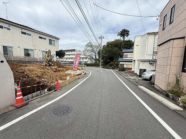 前面道路を含めた現地写真です。