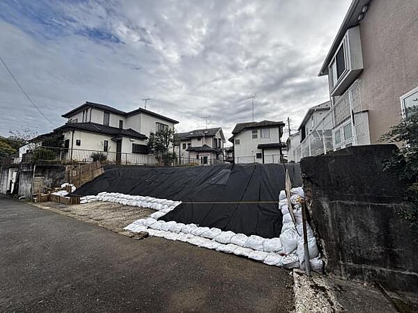 前面道路です。住宅地につき落ち着いた新生活を始められそうです。