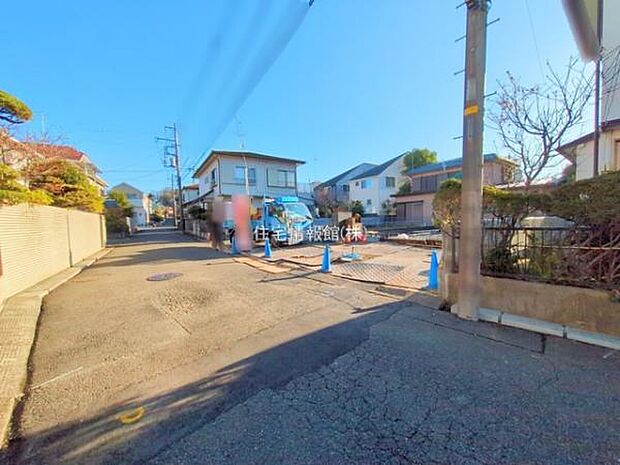 前面道路を含めた現地写真です。