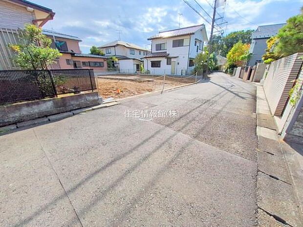 前面道路を含めた現地写真です。