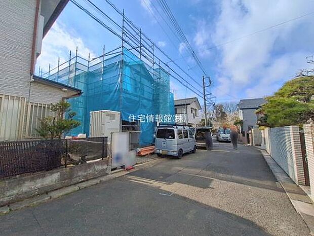 前面道路を含めた現地写真です。