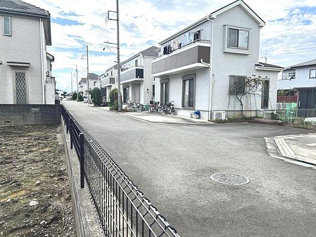 前面道路を含めた現地写真です。