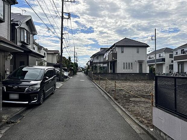 前面道路を含めた現地写真です。ぜひ周辺環境も併せてご覧ください。