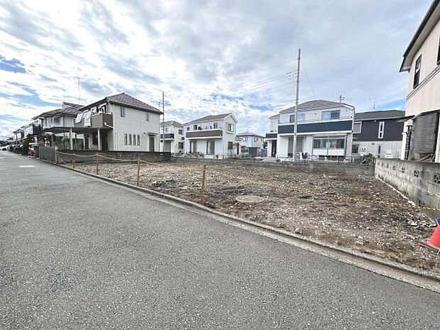 前面道路です。住宅地につき落ち着いた新生活を始められそうです。