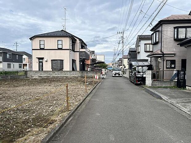 前面道路を含めた現地写真です。